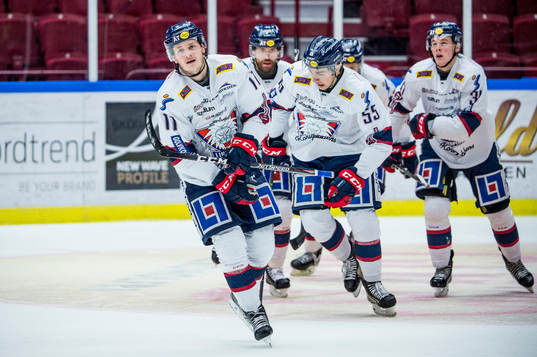Linköpings Henrik Törnqvist jublar med lagkamraterna