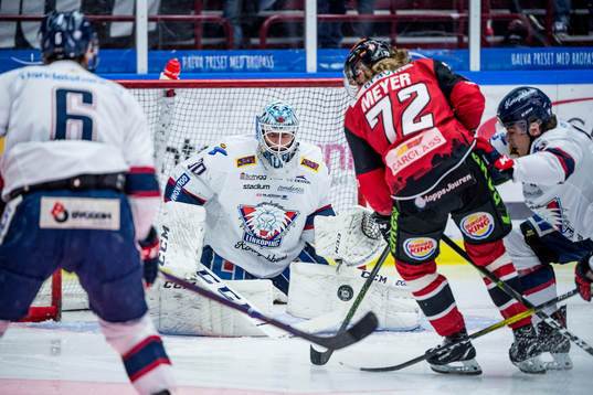 Malmö Redhawks Nicolai Meyer sätter 1-0 på Linköpings