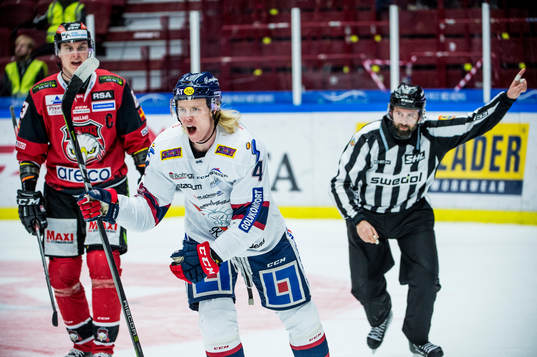 Domaren Anders Jansson ger Linköpings Samuel Lofquist