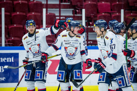 Linköpings Olle Lycksell jublar med lagkamraterna