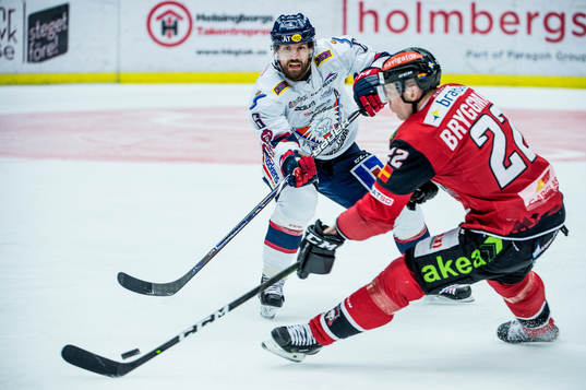 Linköpings Jonas Holös mot Malmö Redhawks Lars Bryggman