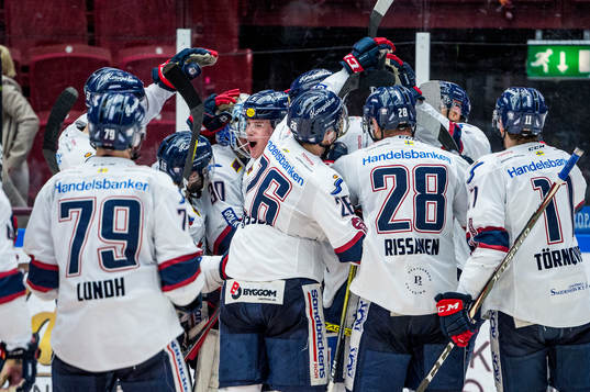 Linköpings Olle Lycksell jublar med lagkamraterna