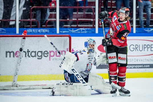Malmö Redhawks Emil Sylvegård framför Linköpings