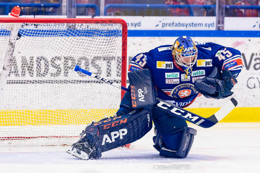 Luleås Emil Larsson (ej i bild) gör mål 0-1 bakom
