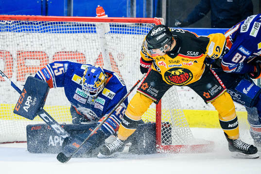 Luleås Karl Fabricius oroar framför Växjös målvakt