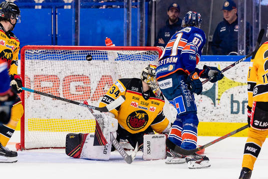 Växjös Fredrik Karlström får pucken i mål bakom