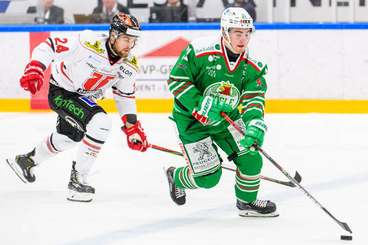 Örebros Aaron Irving jagar Rögles Nils Höglander
