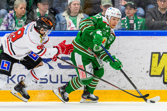 Rögles Leon Bristedt jagas av Örebros Joonas Rask