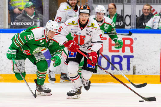 Örebros Gustav Backström jagas av Rögles Anton Bengtsson