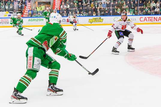 Örebros Robin Salo bevakar Rögles Anton Bengtsson