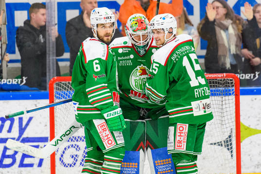 Rögles Craig Schira och Simon Ryfors jublar med målvakt