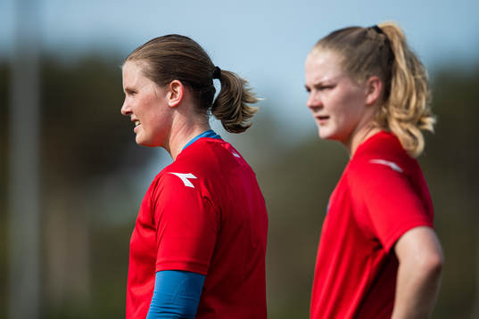 Goalkeepers Kirvill Odden Sundsfjord and Linn-Mari Nilsen