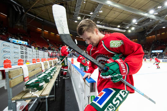 Frölundas Nicklas Lasu innan ishockeymatchen i SHL mellan