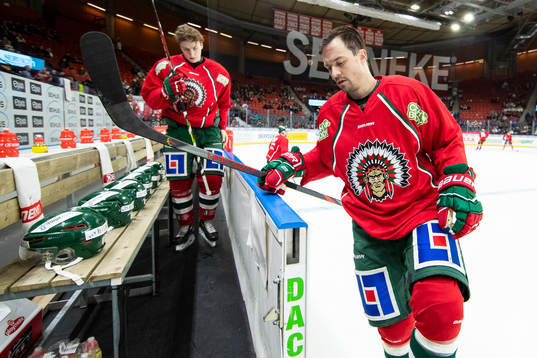 Frölundas Patrik Carlsson innan ishockeymatchen i SHL