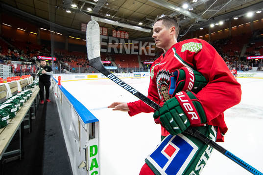 Frölundas Rhett Rakhshani innan ishockeymatchen i SHL