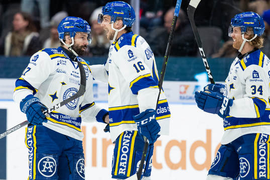 Leksands Daniel Gunnarsson jublar med lagkamrater