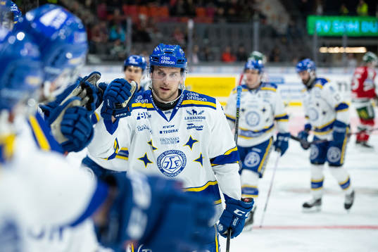 Leksands Daniel Gunnarsson jublar med lagkamrater