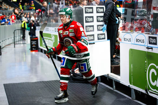 Frölundas Rhett Rakhshani lämnar isen