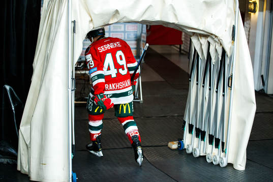 Frölundas Rhett Rakhshani lämnar isen
