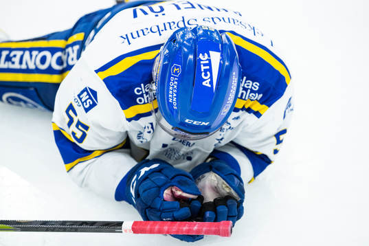 Leksands Jonas Ahnelöv liggande