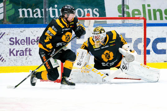 Skellefteås Filip Berglund och målvakt Gustaf Lindvall