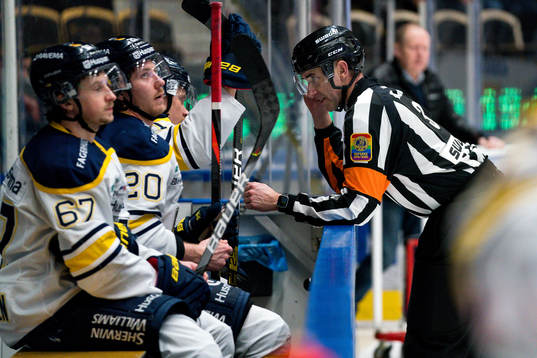 Domare Linus Öhlund pratar med Hv71 spelare