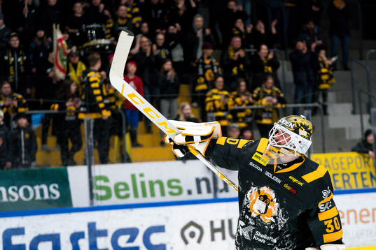 Skellefteås målvakt Gustaf Lindvall  jublar