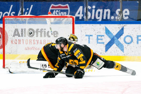 Skellefteås målvakt Gustaf Lindvall och Petter Granberg