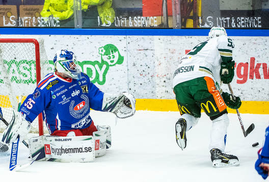 Oskarshamns målvakt Richard Bachman och Färjestads Linus
