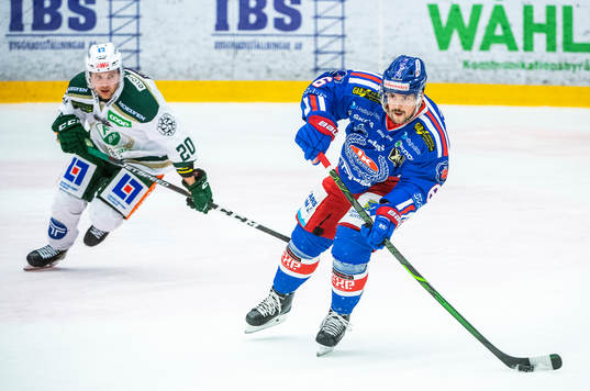 Oskarshamns Jesper Dahlroth och Färjestads Aleksi Mustonen