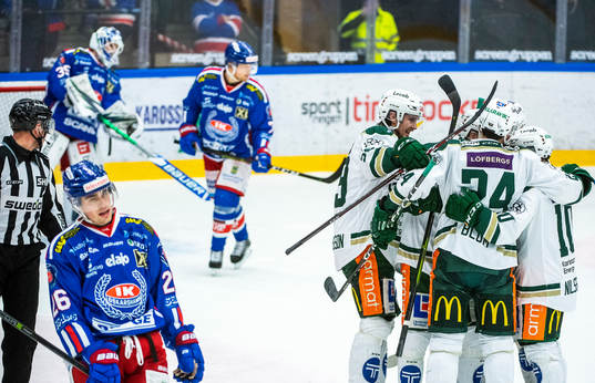 Färjestads Daniel Viksten jublar med lagkamrater