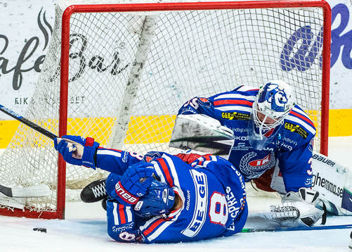 Oskarshamns målvakt Richard Bachman och Simon Després