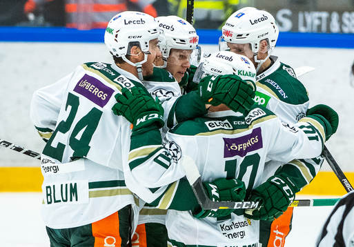 Färjestads Daniel Viksten jublar med lagkamrater