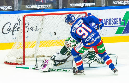 Färjestads målvakt Arvid Holm räddar Oskarshamns Rickard