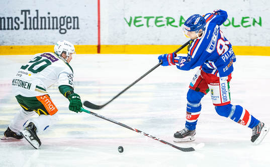 Oskarshamns Rickard Palmberg och Färjestads Aleksi Mustonen