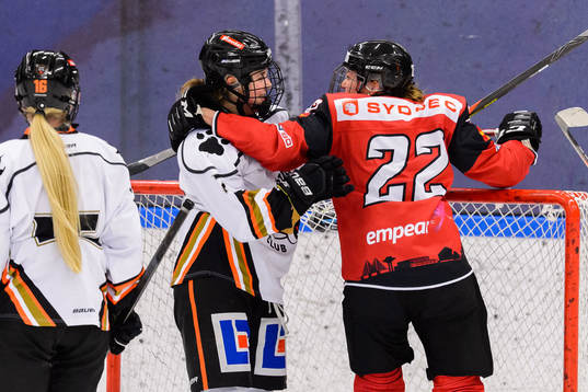 Göteborgs Celine Tardif och Malmö Redhawks Amanda