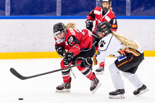 Malmö Redhawks Brooklyn Langlois och Göteborgs Jennifer