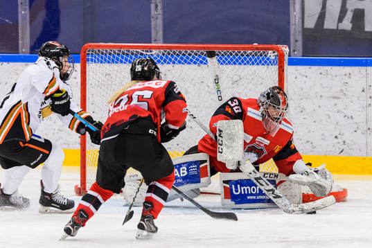 Malmö Redhawks målvakt Lisa Sellberg Jensen räddar