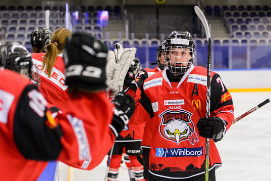 Malmö Redhawks Malene Frandsen jublar