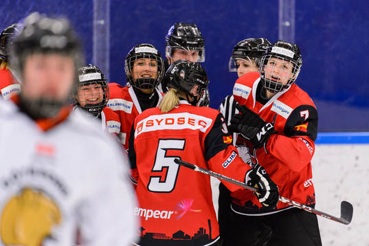 Malmö Redhawks Malene Frandsen jublar med lagkamrater