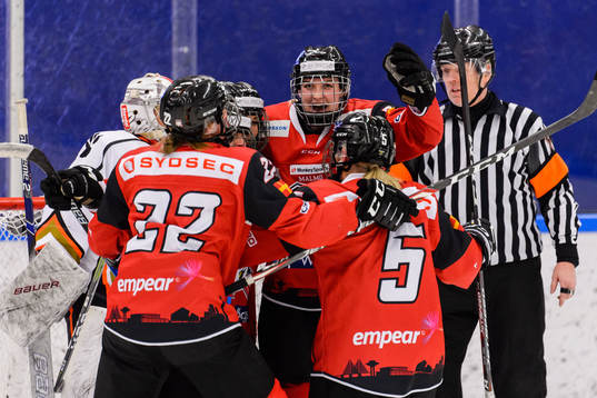 Malmö Redhawks Malene Frandsen jublar med lagkamrater