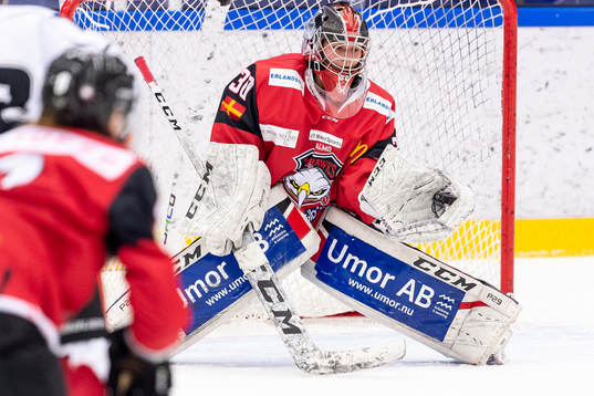 Malmö Redhawks målvakt Lisa Sellberg Jensen räddar en