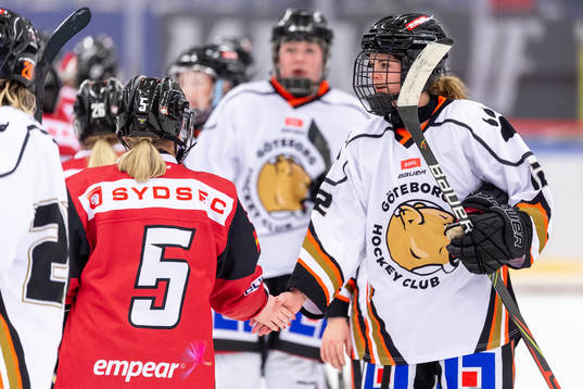 Spelarna i båda lagen tackar varandra