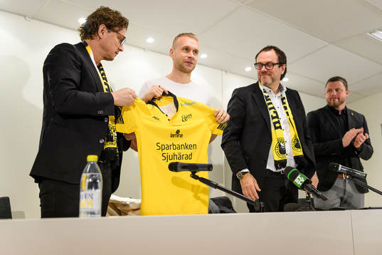 Johan Larsson tar emot Elfsborgströjan av klubbchef Stefan