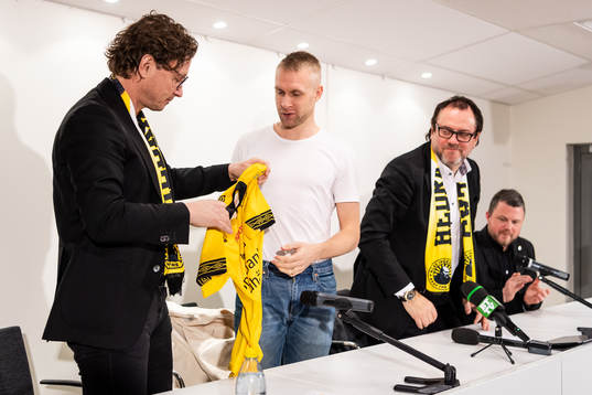 klubbchef Stefan Andreasson överlämnar Elfsborgströjan