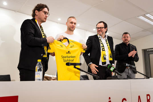 klubbchef Stefan Andreasson överlämnar Elfsborgströjan