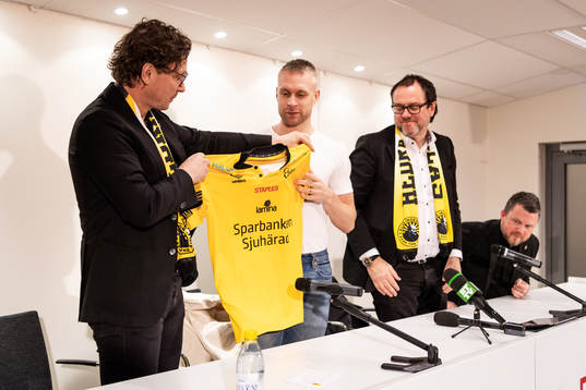 klubbchef Stefan Andreasson överlämnar Elfsborgströjan