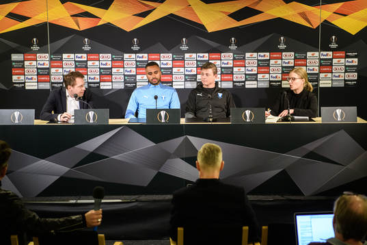 Isaac Kiese Thelin and Jon Dahl Tomasson, head coach, at a