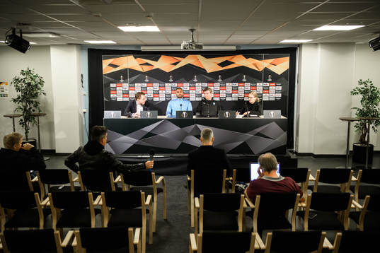 Isaac Kiese Thelin and Jon Dahl Tomasson, head coach, at a