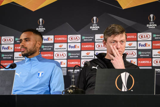 Isaac Kiese Thelin and Jon Dahl Tomasson, head coach, at a